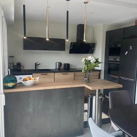 Apparemment 2 Pieces Ensoleille Apartment
