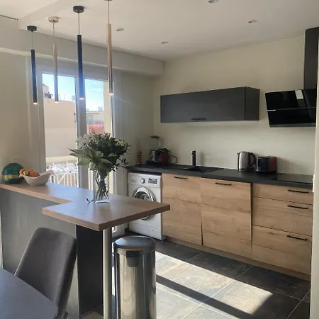 Apparemment 2 Pieces Ensoleille Apartment